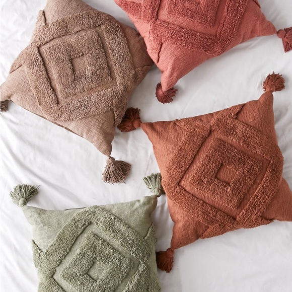 UO diamond tufted throw pillow - Picture 6 of 6